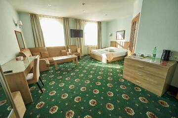 Фото номера Стандартный двухместный люкс с 1 кроватью Гостиница Imperial Palace Hotel г. Южно-Сахалинск 3